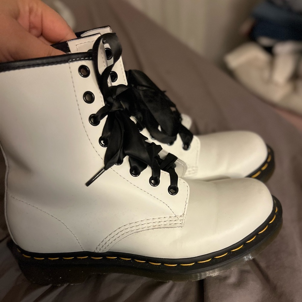 White lace up Dr Marten boots. - Picture 2 of 5